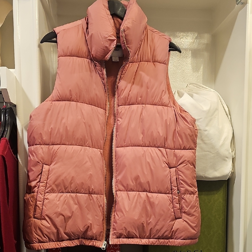 Old Navy Women's Rose Puffer Vest